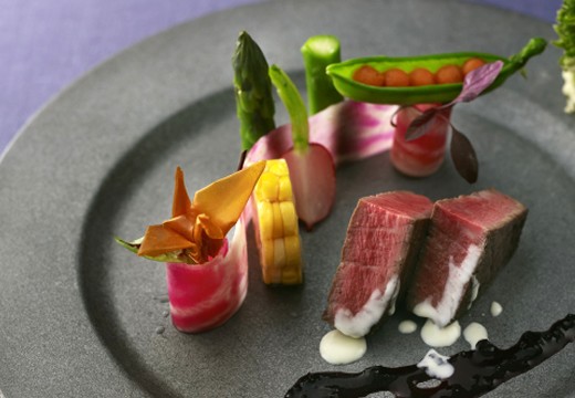 エミリア(Wedding Court EMILIA) 。料理。出来立てがサーブされるので、肉料理の焼き加減も絶妙です