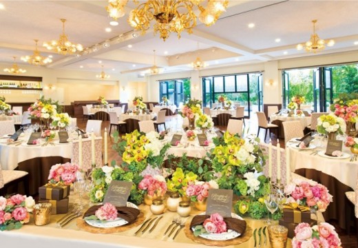 エミリア(Wedding Court EMILIA) 。披露宴会場。ゴールドや木目のインテリアが温かな雰囲気の『ヴィヴィエンヌ』