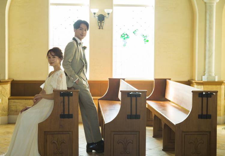 ララマリー。挙式会場。ステンドグラス越しに差し込む陽光が会場内を明るく演出