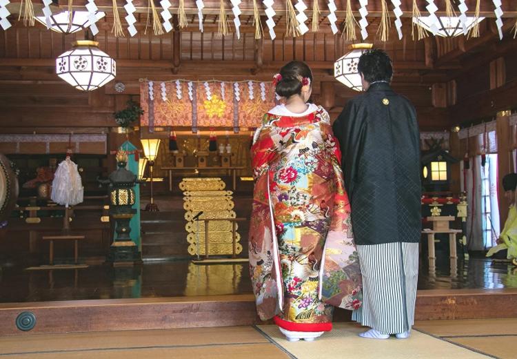防府天満宮。日本古来から続く儀式を通してふたりの結婚を奉告します