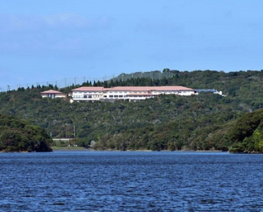 COCOLAND（ココランド）。アクセス・ロケーション。館内からは、光を浴びて煌めく湖の景色を眺めることができます