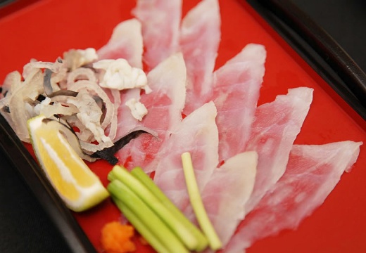 COCOLAND（ココランド）。料理。地元の特産品で「福」につながるフグを使った人気の造り