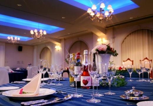 COCOLAND（ココランド）。披露宴会場。照明を巧みに調整して、ドラマチックな雰囲気を演出できます