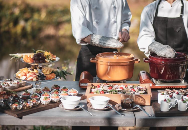 プリムローズガーデン森と水の教会。料理。旬の味わいを凝縮した繊細な料理をできたてでサーブ