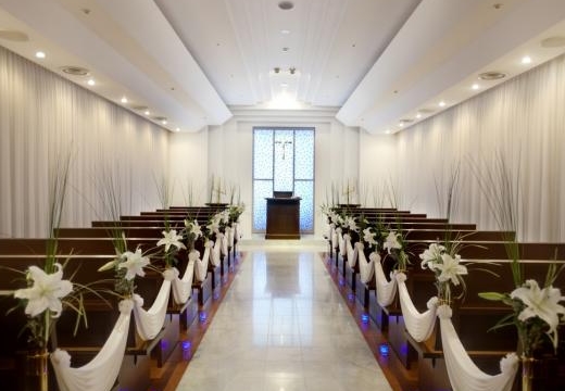 ホテルモナーク鳥取。挙式会場。シンプルで清潔感のあるチャペルは60名まで収容可能<br><br>