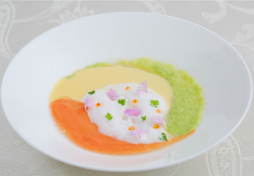 Accueillir 風彩の森迎賓館(アクイール)。料理。旬の野菜を使った色鮮やかな料理でゲストをおもてなし