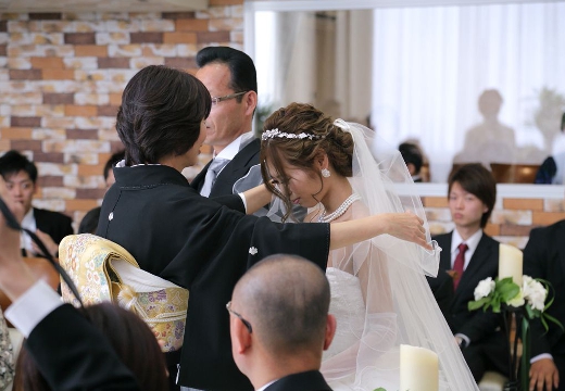 Accueillir 風彩の森迎賓館(アクイール)。挙式会場。多くのゲストに見守られながら行うベールダウン
