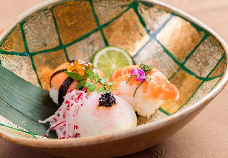 HOTEL HORIE（ホテルほり江）。料理。こだわりの器に上品に盛り付けられた、新鮮な魚介の手鞠寿司