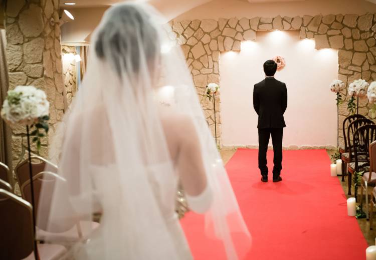 HOTEL HORIE（ホテルほり江）。挙式会場。真紅のバージンロードが花嫁を祭壇へと導きます