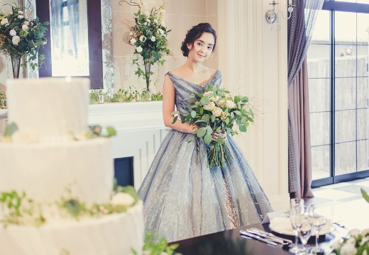 Queen’s Marry（クイーンズマリー）。披露宴会場。柔らかな日の光が会場内に差し込み、花嫁をより美しく演出します