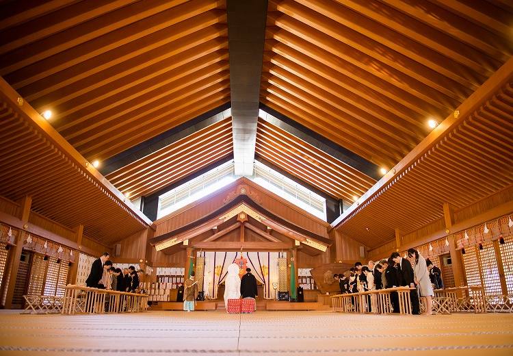 Queen’s Marry（クイーンズマリー）。挙式会場。両家の親族が見守る中、古式ゆかしい結婚式を執り行えます<br>