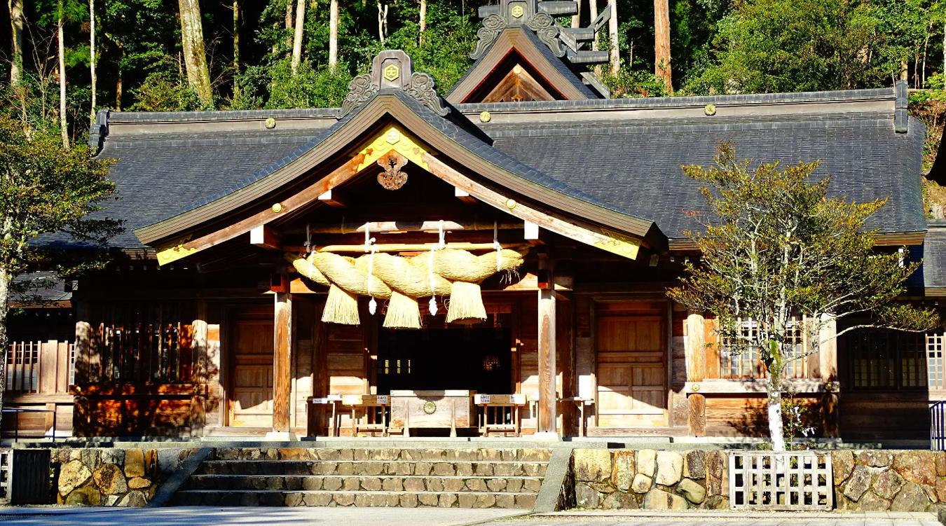 出雲國一之宮 熊野大社。日本書紀・出雲國風土記にも記される歴史ある神社。古来、日本で行われている厳かな御神前での結婚式が叶います