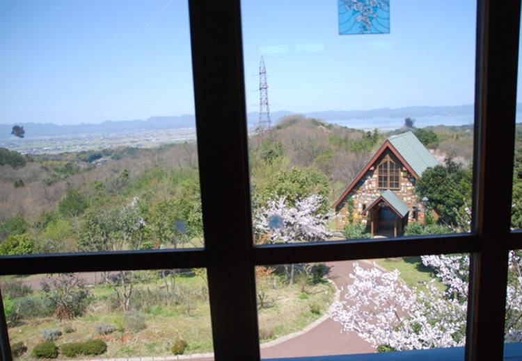 松江市宍道ふるさと森林公園。披露宴会場。窓越しに望む島根の穏やかな景色が、和やかな雰囲気を演出