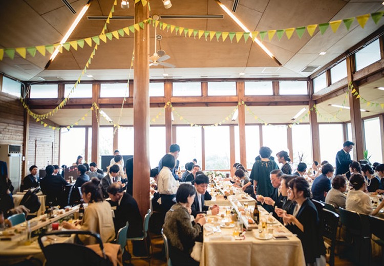 松江市宍道ふるさと森林公園。披露宴会場。少人数の会食から80名規模の結婚式まで幅広く対応しています