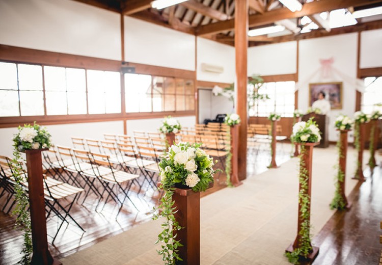 松江市宍道ふるさと森林公園。挙式会場。木の風合いを活かした落ち着きのある空間が広がります