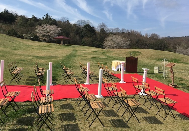 松江市宍道ふるさと森林公園。挙式会場。春には桜の花が咲く場所で、ふたりは夫婦の誓いを述べます