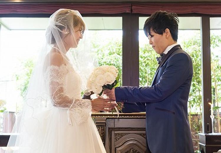jasmin(ジャスミン)。挙式会場。温かな日の光が、衣装に身を包んだ花嫁をやわらかく包み込みます