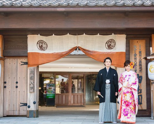 日本庭園由志園。アクセス・ロケーション。昔の屋敷を思わせる立派な門の向こうに、日本庭園が広がります