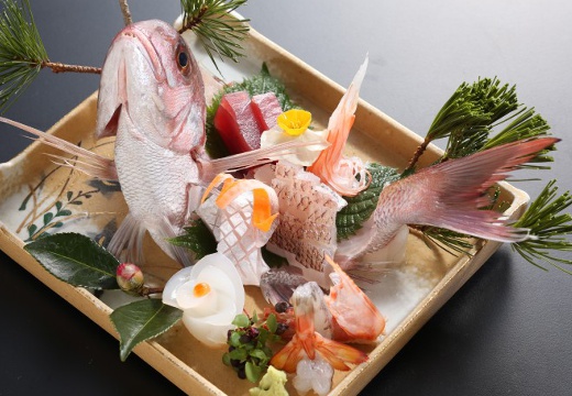 日本庭園由志園。料理。近郊の漁港で水揚げされた新鮮な魚介を用いた造り