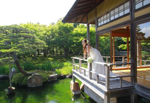 日本庭園由志園。披露宴会場。爽やかな風を感じながら、ゲストとの語らいも楽しめます