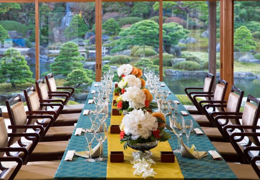 日本庭園由志園。披露宴会場。ふたりの世界観を表現したコーディネートも自在に行えます