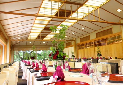 日本庭園由志園。披露宴会場。高い天井と大きな窓を有する、開放的な会場『紅葉』