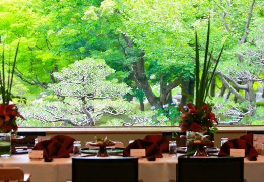 日本庭園由志園。披露宴会場。季節ごとに変わる景色が、主役のふたりを引き立ててくれます