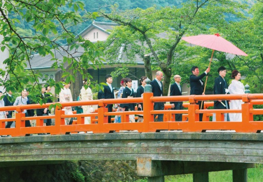 日本庭園由志園。まるで一幅の絵巻物のように美しい『熊野大社』の花嫁行列