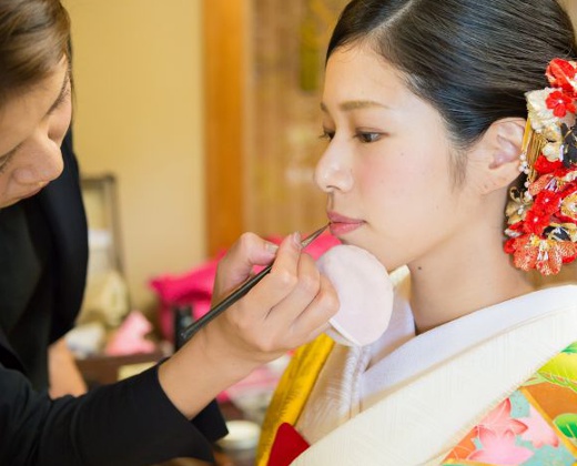 日本庭園由志園。スタッフ。花嫁に優しく語りかけながら美しくメイクをしてくれるスタッフ