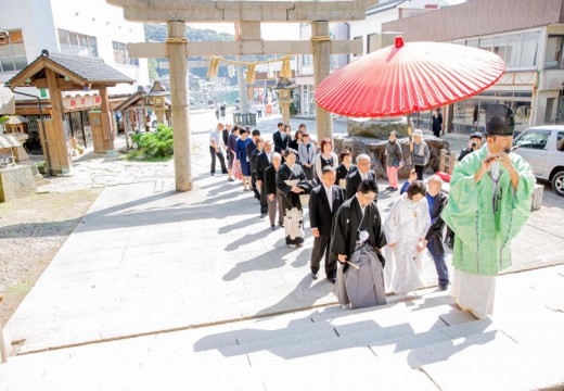 日本庭園由志園。挙式会場。神職が歴史ある本殿まで先導してくれる「参進の儀」