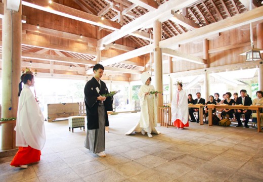 日本庭園由志園。挙式会場。厳かな神前式が執り行われる『美保神社』の開放的な本殿