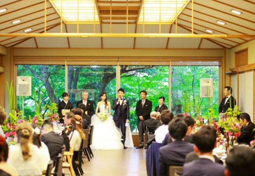 日本庭園由志園。挙式会場。屋内でも温かな雰囲気に包まれた挙式を執り行えます