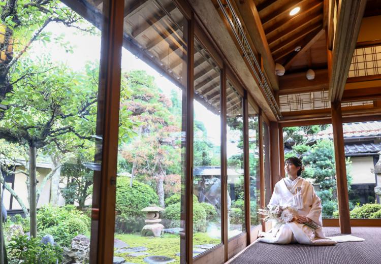 別邸母里。挙式会場。窓の向こうに広がる日本庭園が、和やかな雰囲気を演出