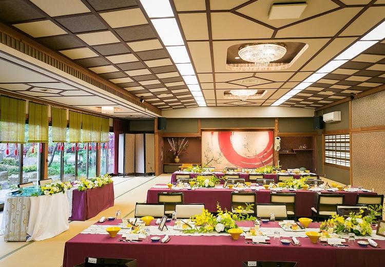 料亭ほり江。披露宴会場。モダンな佇まいも感じられる、広々とした空間の大広間