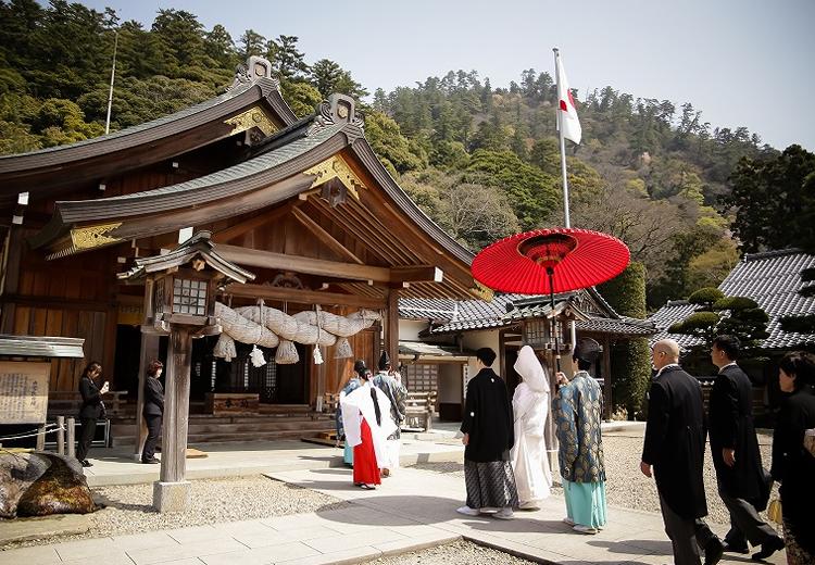 料亭ほり江。挙式会場。新郎新婦や親族が一列になって神殿へと歩みを進める儀式