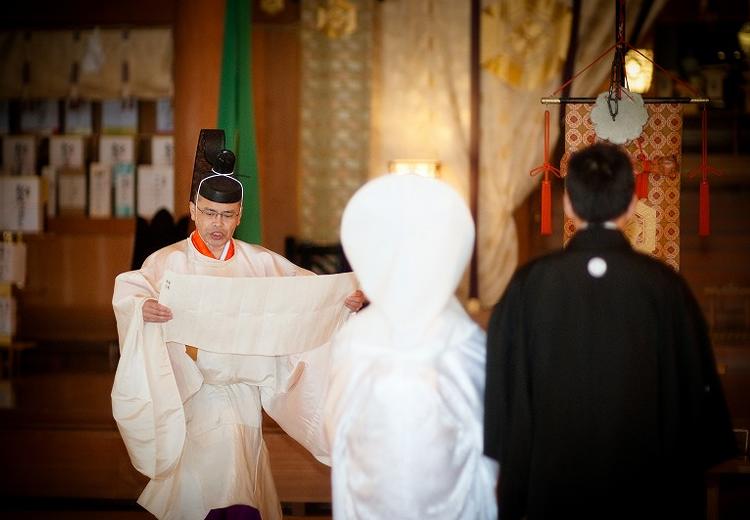 料亭ほり江。挙式会場。天井の高い神殿内に、神職の声が朗々と響きわたります