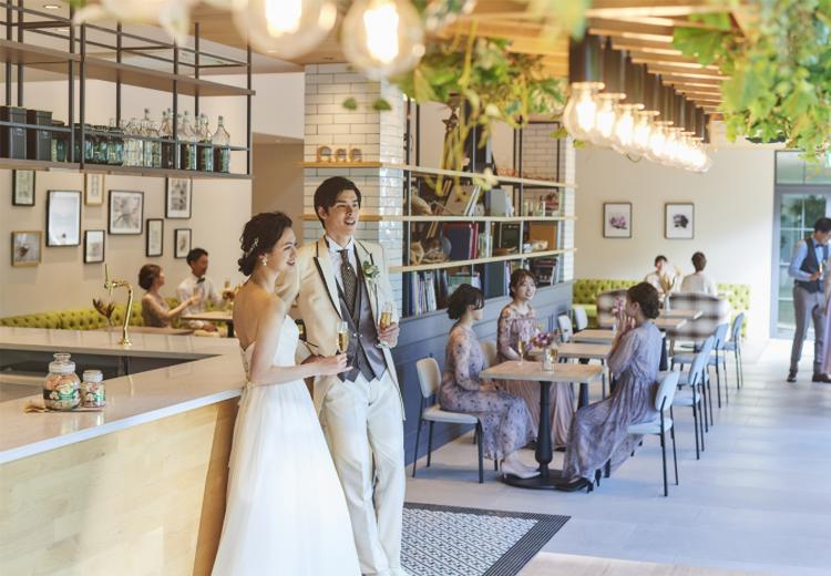 コリドールコート。披露宴会場。都会的なアートと自然に囲まれた『ゲストカフェ』