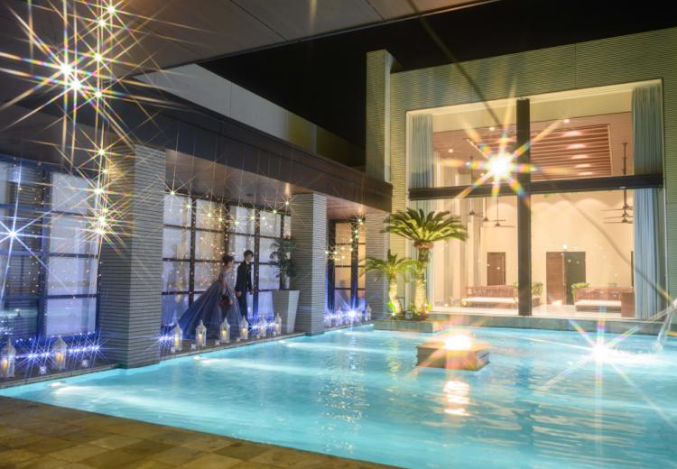 エンフィレール出雲。披露宴会場。夜になるとライトアップされるプール付きのガーデンが隣接