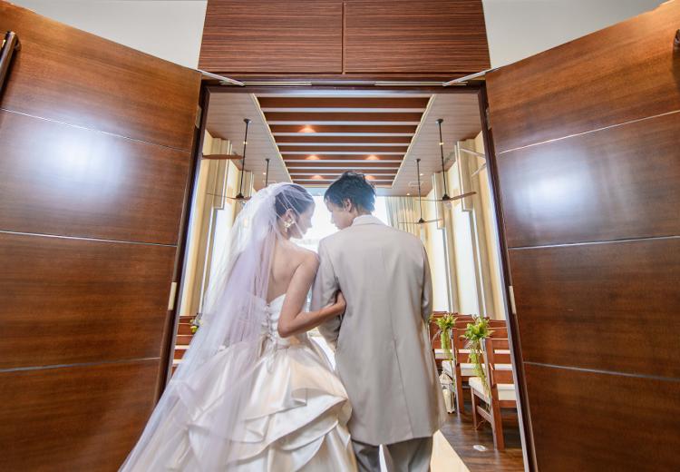 エンフィレール出雲。挙式会場。扉を開けた先に広がるのは、光にあふれるチャペル