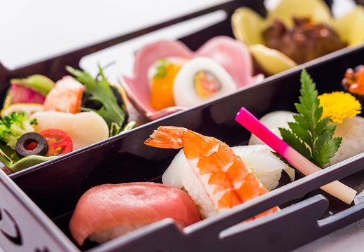 ザ クラウンパレス新阪急高知。料理。寿司や刺身が並ぶ日本料理は、年配のゲストに喜ばれます