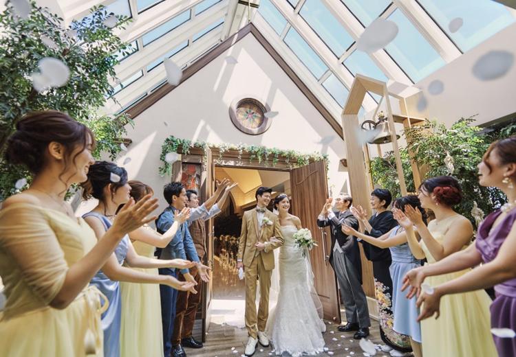 ザ クラウンパレス新阪急高知。挙式会場。チャペル前で、ゲストから祝福のフラワーシャワーが贈られます