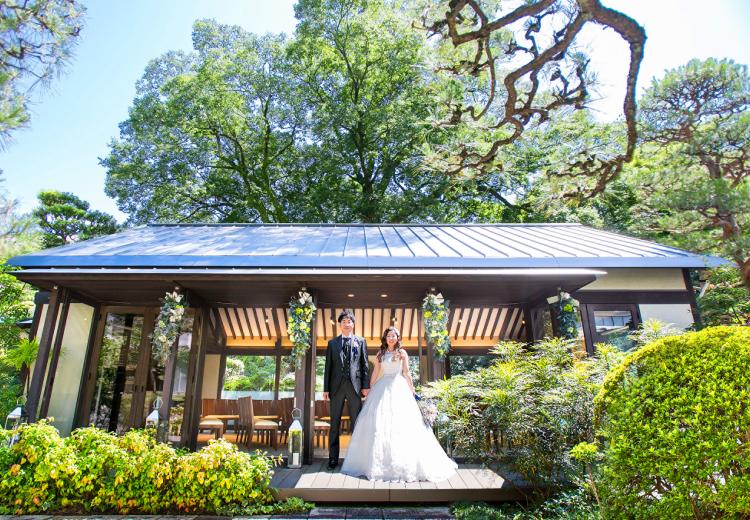 THE GARDEN PLACE 三翠園(ザ・ガーデンプレイス さんすいえん)。挙式会場。樹齢500年の椋の木の下に佇む緑に囲まれたチャペル