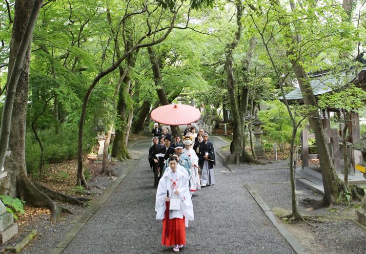 THE GARDEN PLACE 三翠園(ザ・ガーデンプレイス さんすいえん)。挙式会場。「山内神社」へ向かう花嫁行列。晴れ姿のふたりを通行人も祝福