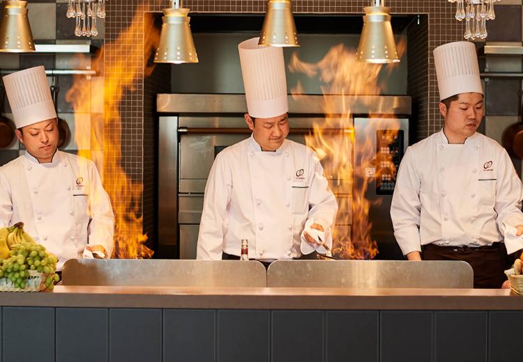 ララシャンス迎賓館 高知。披露宴会場。オープンキッチンの調理風景や香りに、ゲストの期待も高まります