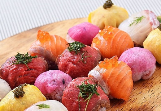 SUITE VILLA SCENE’S（スイート ヴィラ シーンズ）。料理。新鮮な魚介や牛肉を使った、食べやすい大きさの手鞠寿司