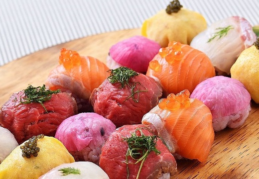 スイート ヴィラ シーンズ。料理。新鮮な魚介や牛肉を使った、食べやすい大きさの手鞠寿司