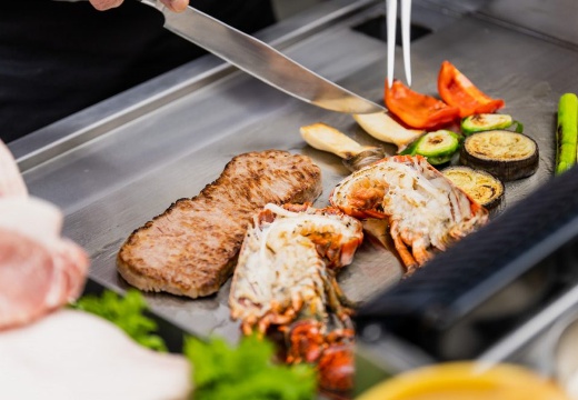 スイート ヴィラ シーンズ。料理。ゲストの五感を刺激するBBQ。漂う香りや音までも楽しめます