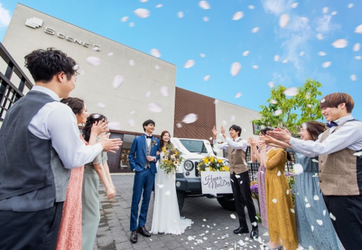 スイート ヴィラ シーンズ。挙式会場。挙式後は、屋外に移動してアフターセレモニーも行えます