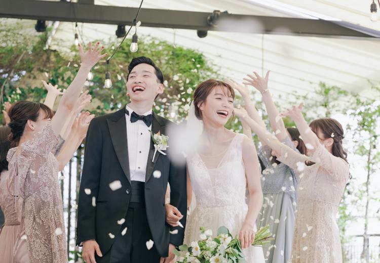 novia novio(ノビアノビオ)。挙式会場。アフターセレモニーはゲストからフラワーシャワーの祝福