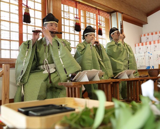 石清水八幡宮 神明殿。スタッフ。雅楽の美しい音色が響き渡り凛とした雰囲気を演出